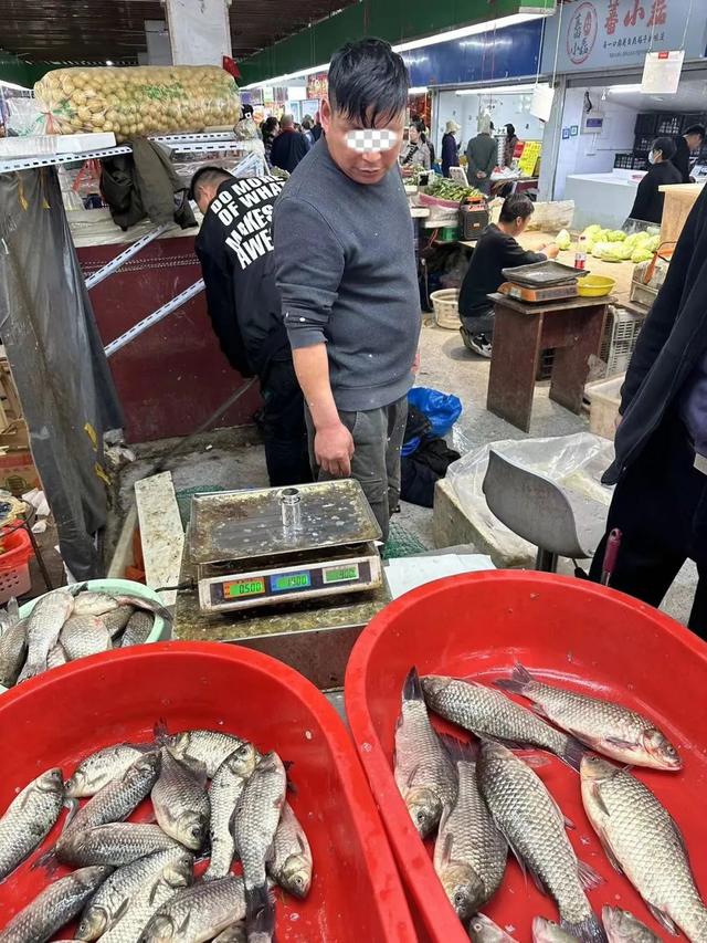 博主称买鱼遭"鬼秤" 复秤时被抢鱼