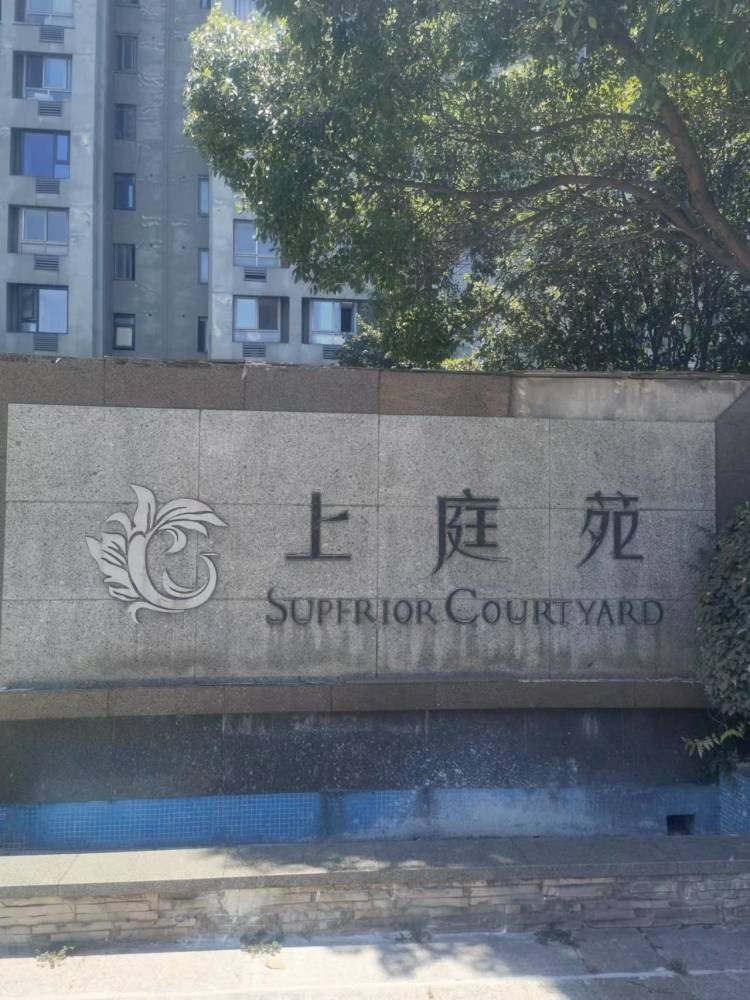 业主进出小区要爬窗