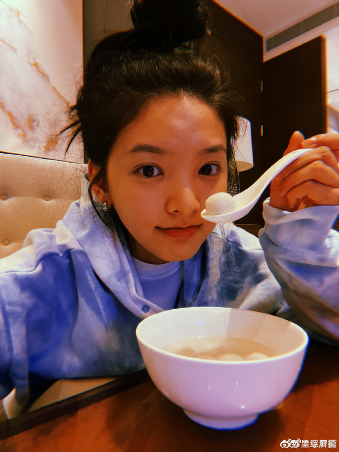 章若楠有点疑惑全写脸上了