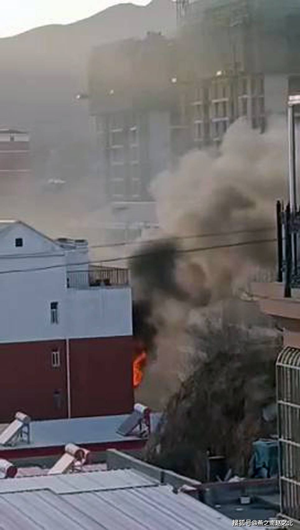 男子家中加压水塔突然爆炸