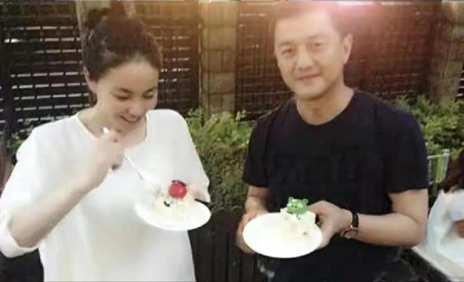 李亚鹏妻子称经济不好要换小房子