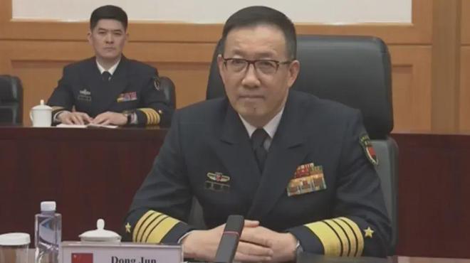 网友在德国拍到中国防长董军