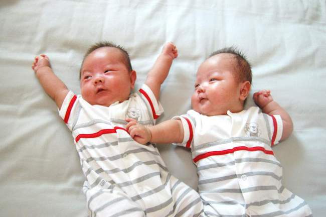 双胞胎宝妈又生三胞胎 奶粉2天1桶