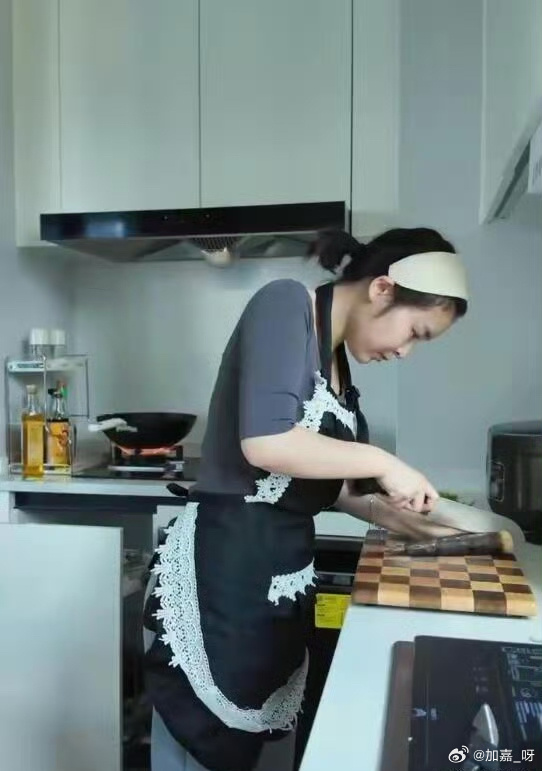 女子称穿瑜伽服上门做饭不是为流量