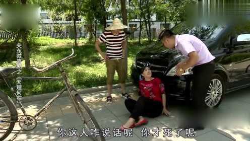 大爷碰瓷演技太假 尴尬爬起离开