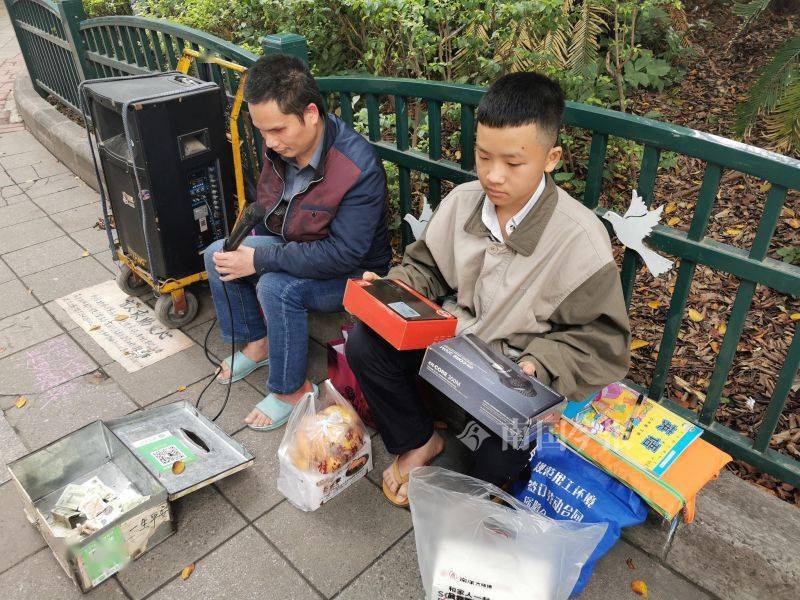 央视冠军歌手回老家摆摊照顾父亲