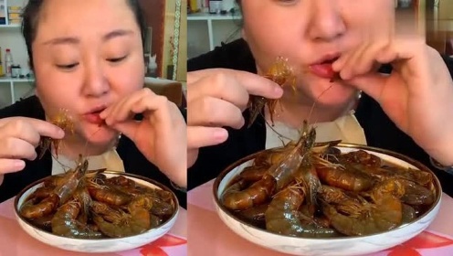 女子吃生腌小龙虾 吸虾头惊呆网友
