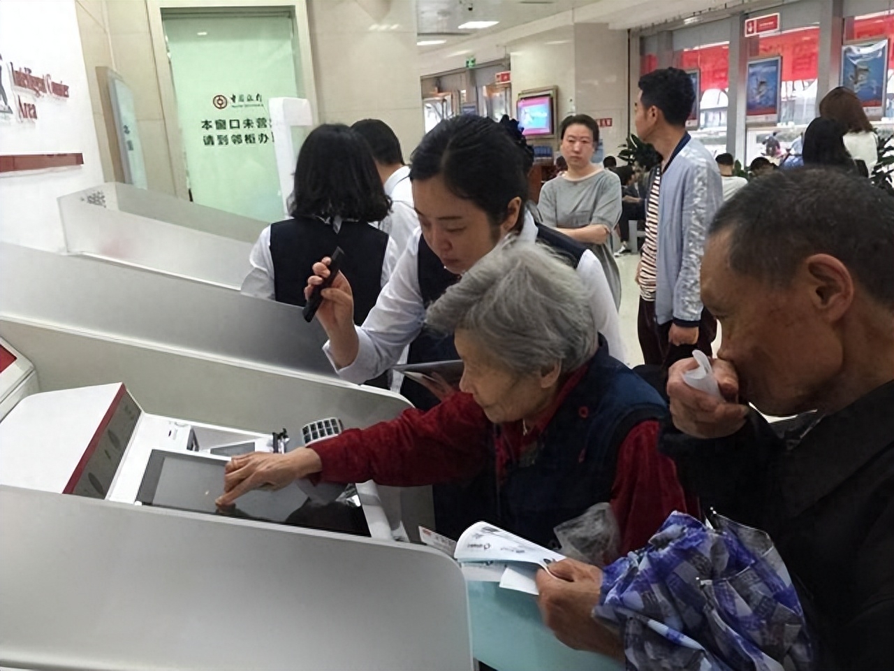 银行要求病重老人现场取钱合法吗？真相让人震惊！