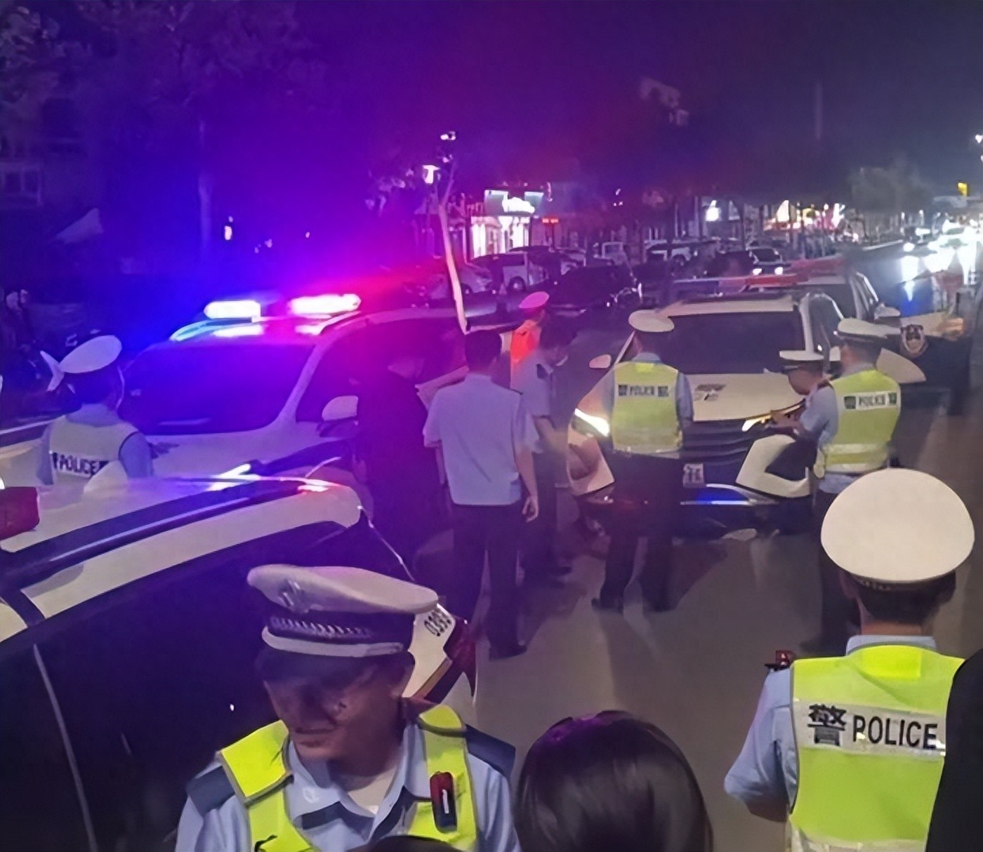 躲查酒驾钻警车车底