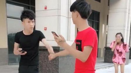 男子误把别的男子当成女友拉着手走
