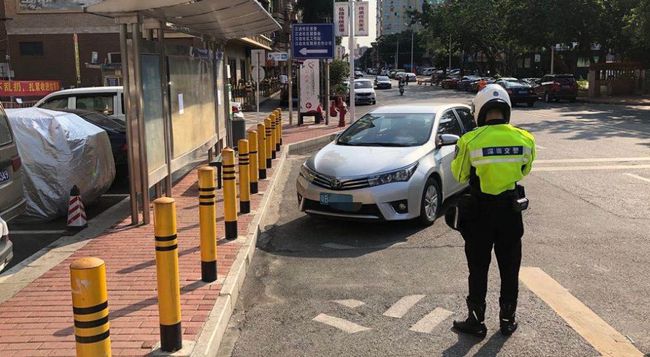 北京交警：请选择合法停车位置避雨