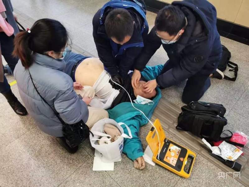 医院回应120医护疑用手铐控制病人