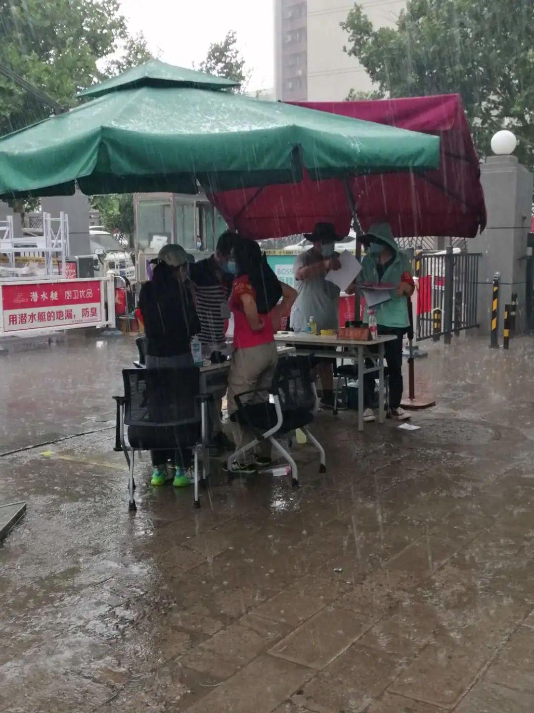 北京交警：请选择合法停车位置避雨