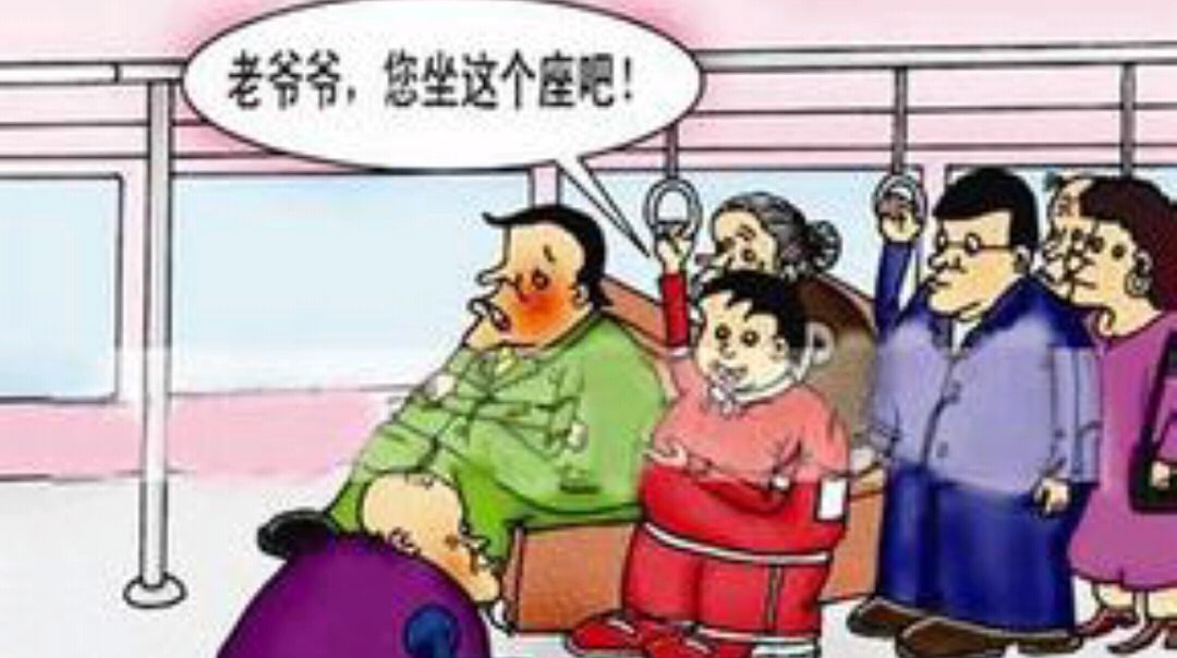 老人拉扯男子要求其让座