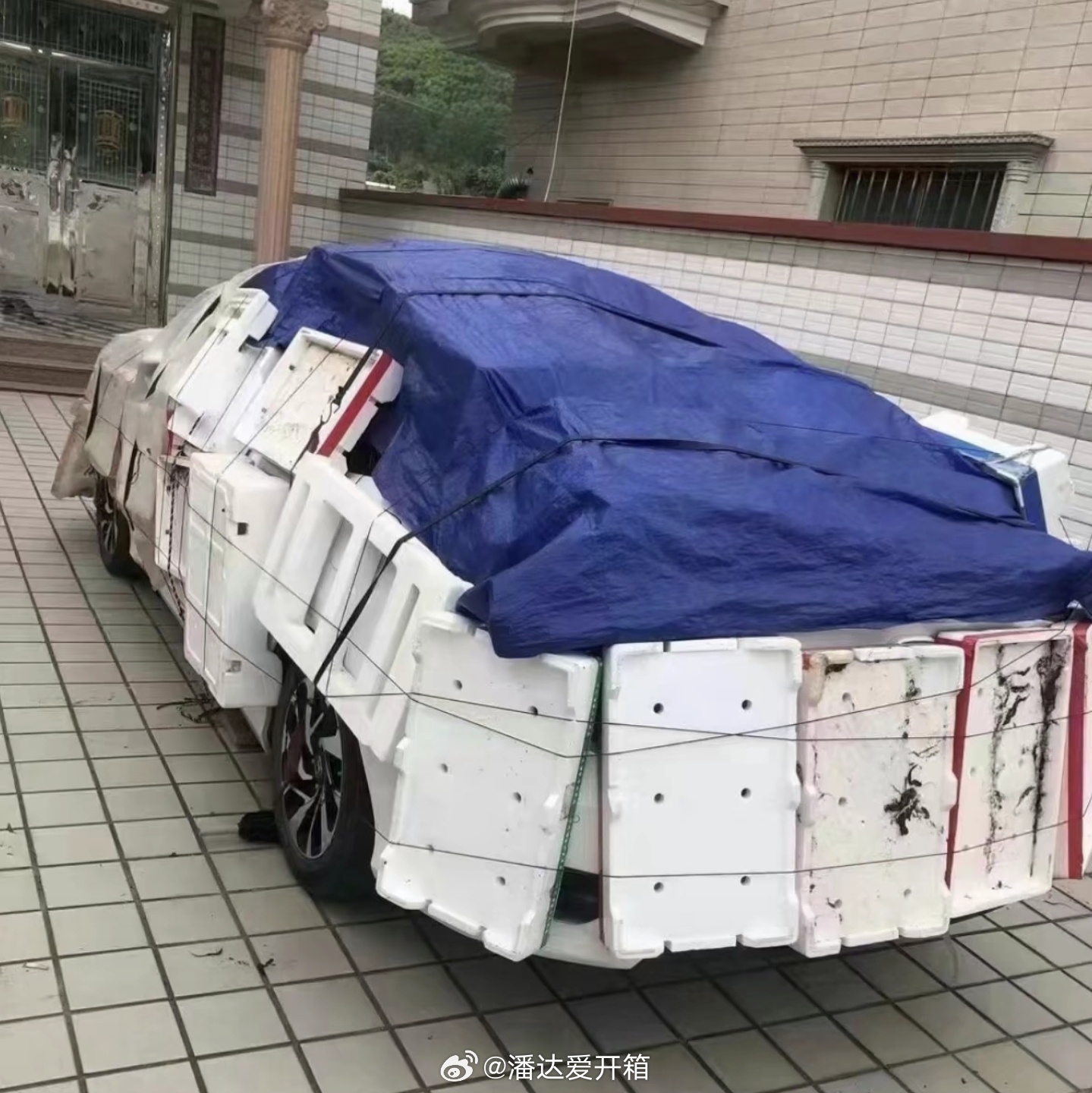 北京车主为应对冰雹棉被纸箱齐上阵