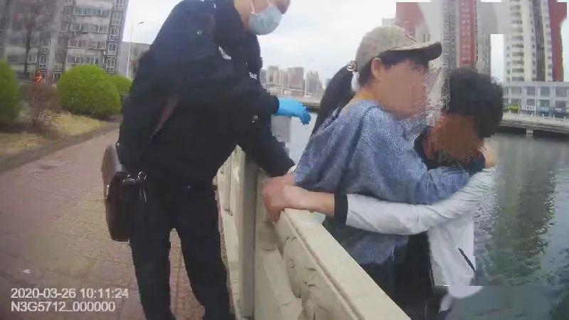 男子翻护栏插队被警察叔叔一把薅回