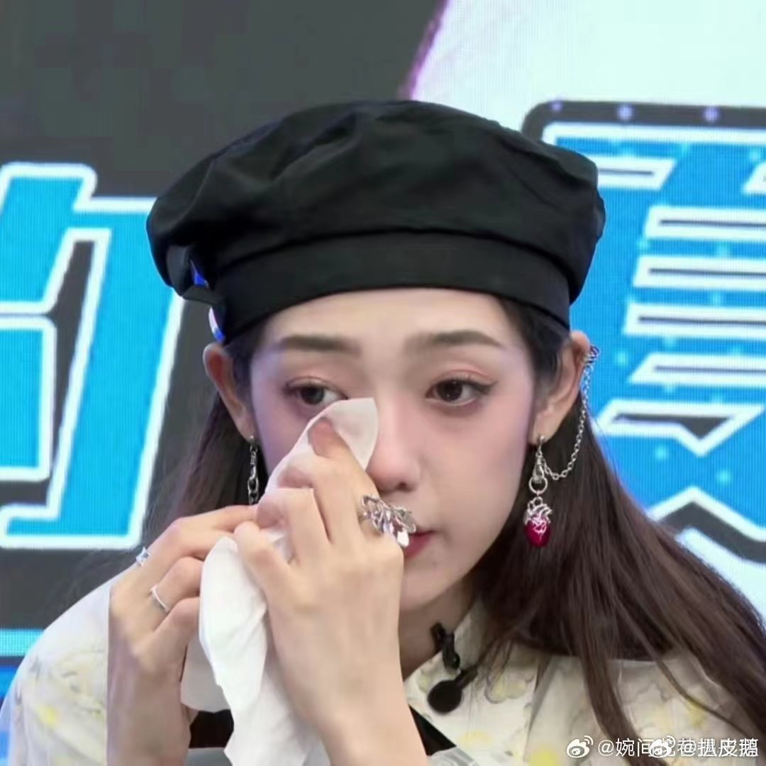 希林娜依高话筒磕到了嘴
