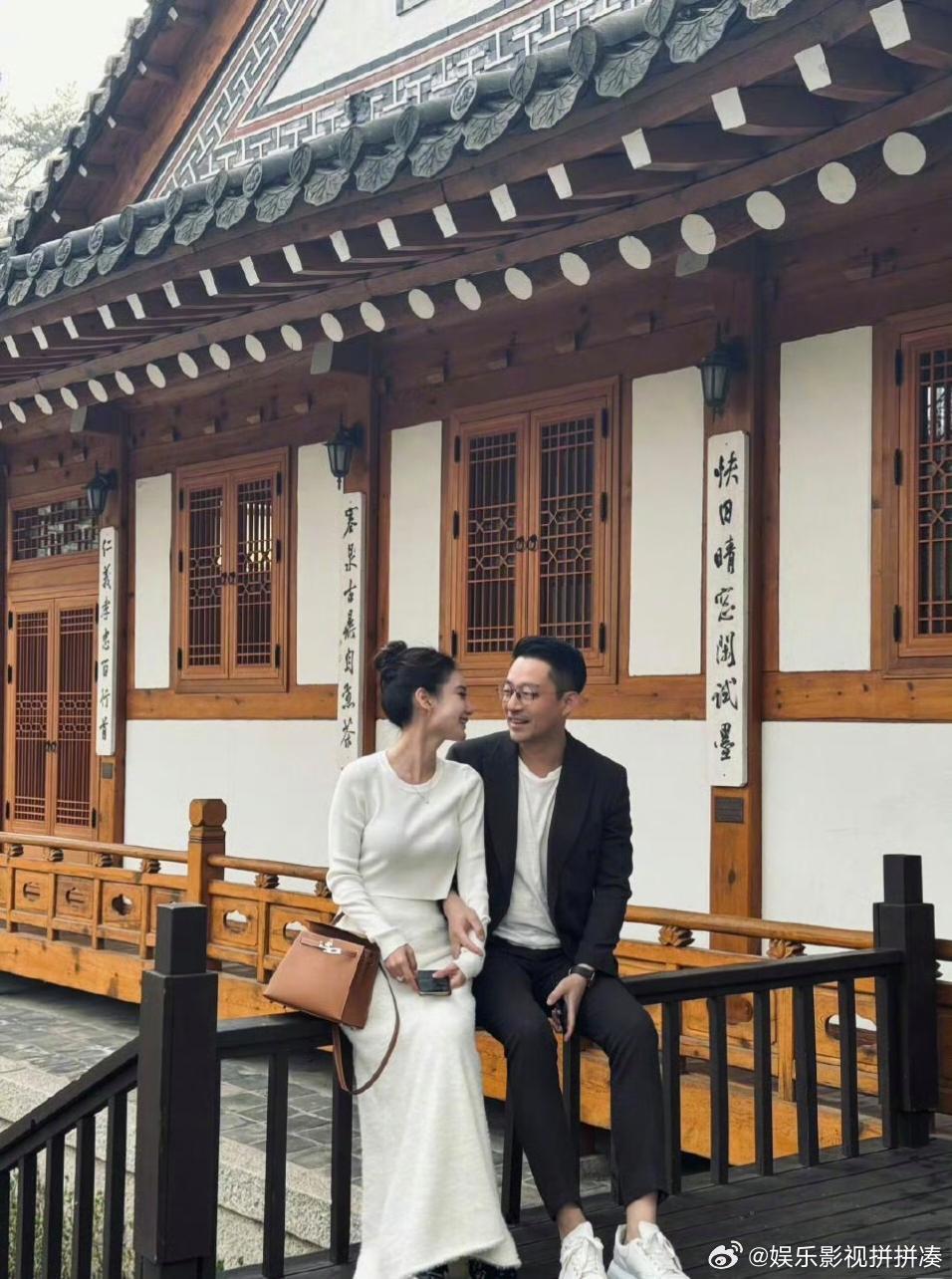 汪小菲马筱梅穿中式婚服热情打招呼