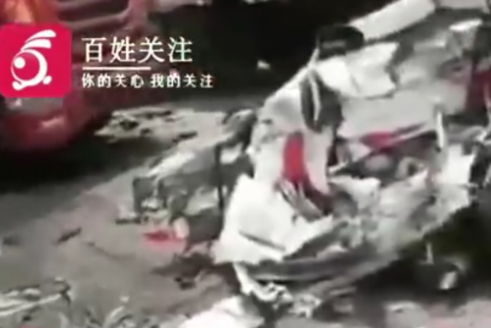 小车遭夹击2人身亡