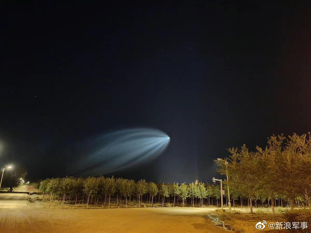 新疆多地现不明飞行物:和月亮一样亮