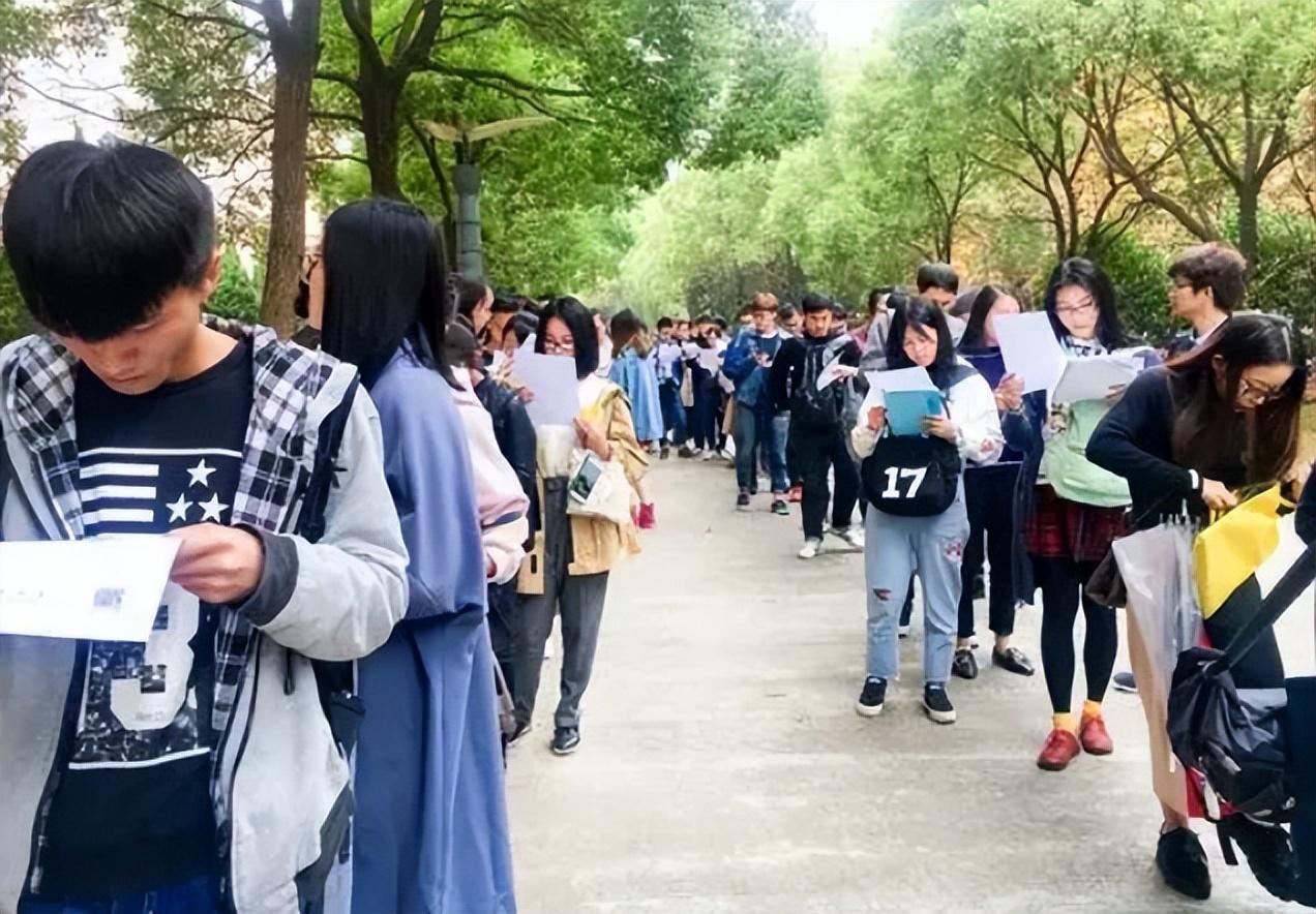 清华女神非清华毕业 考研名师被质疑