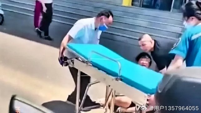 医院用手铐强制带走女子 官方通报