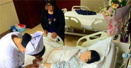 女子被强制带走治疗