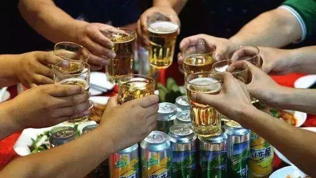 男子聚餐饮酒身亡 11人被索赔77万