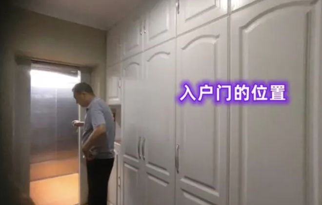 女生使劲推门结果把整个门推掉了