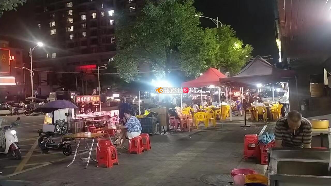 夜宵摊扰民 业主投诉无果放哀乐