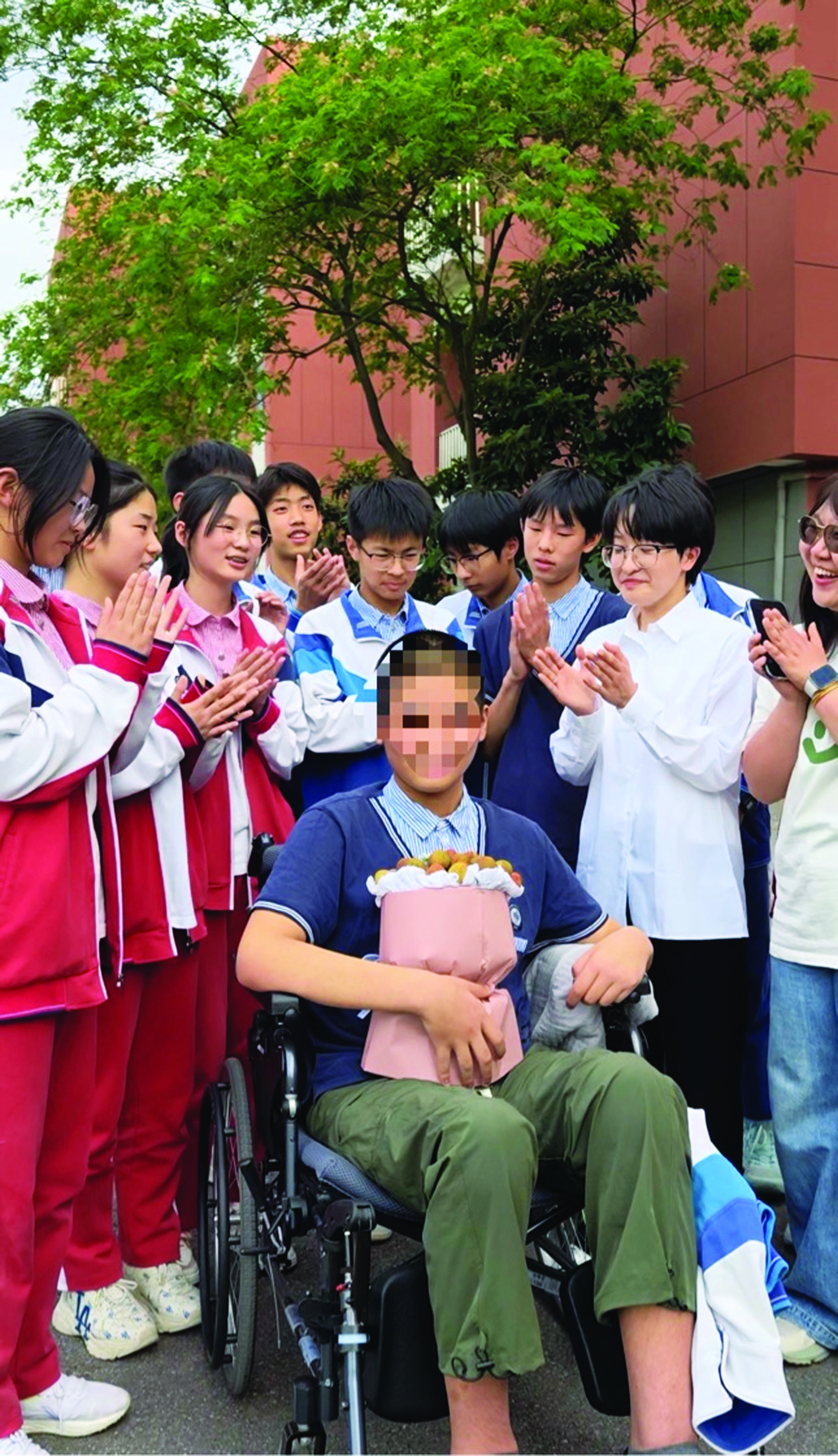 病重男孩与全班拍毕业照次日离世