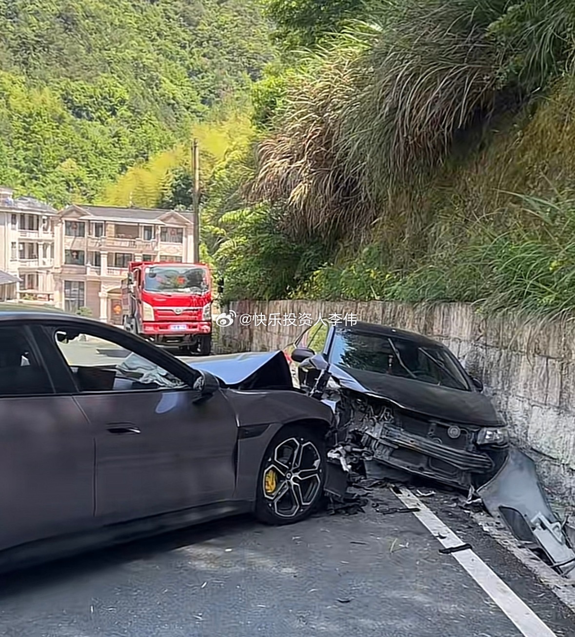小米SU7发生车祸致人伤亡 交警回应