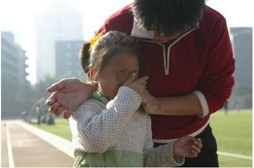夫妻离婚近30年再见时仍高兴相拥