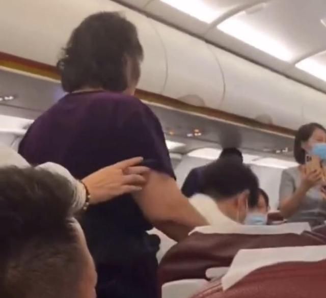 大妈没赶上飞机坐地上大闹