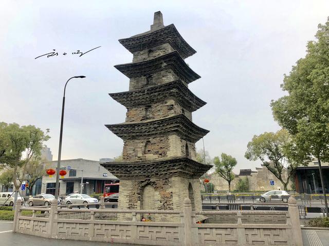 安徽凤阳县鼓楼顶部坍塌