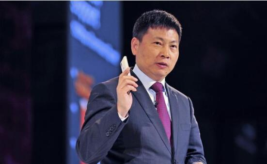 余承东发布会尾声多次激动挥拳