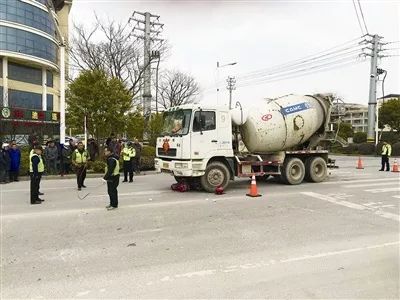 搅拌车撞上有轨电车