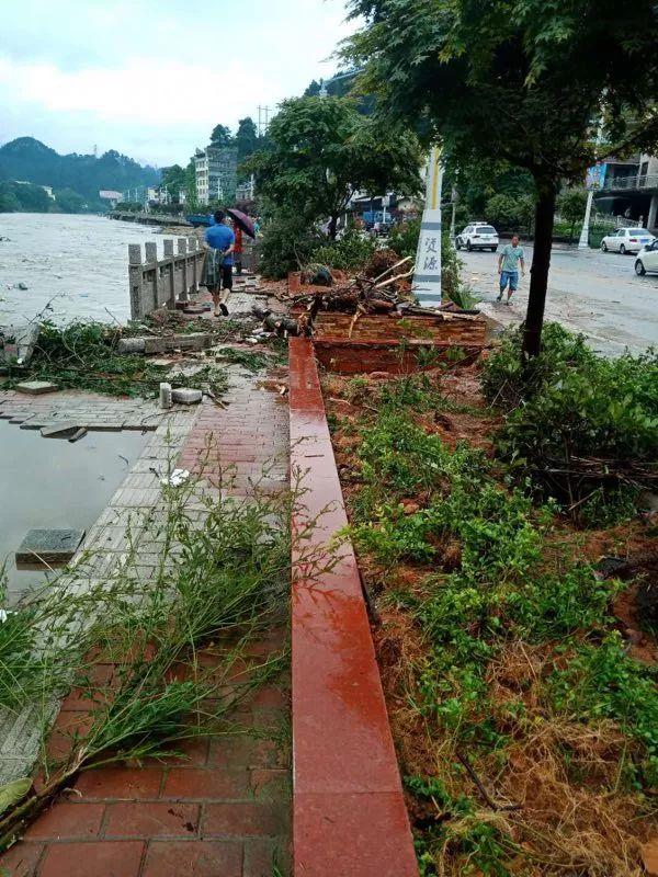 广西一在建桥梁桥墩被洪水冲倒