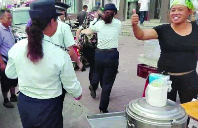 四川一摊贩物品被暂扣紧拽城管大腿