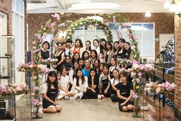 女生520收一屋子花 准备晚上摆摊