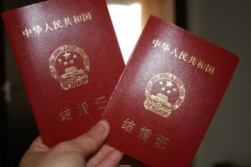 男子为520第一个领证排一夜队
