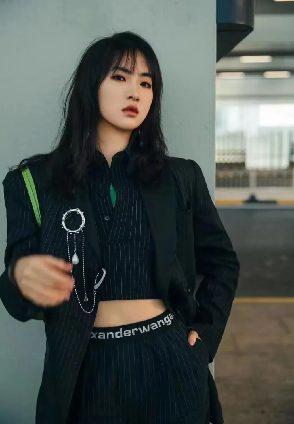 姚安娜戴工牌到车间工厂打工