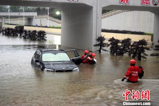 桂林暴雨致印刷厂工人被困系谣言
