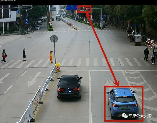 三辆车同时闯红灯停在马路中间
