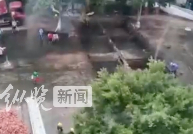 走路时踩空 大学生掉化粪池遇难