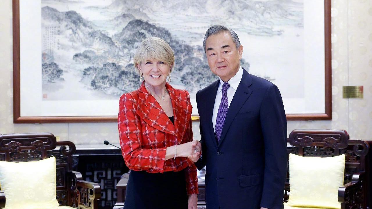 王毅会见美国亚洲协会会长康京和