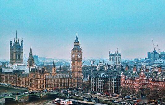 英国宣布将暂停与以贸易谈判