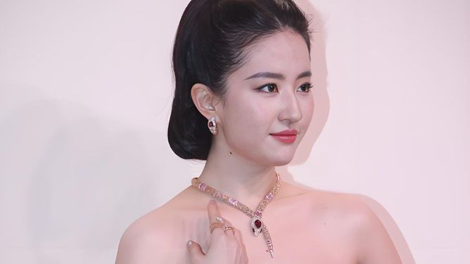 刘亦菲宝格丽晚宴造型