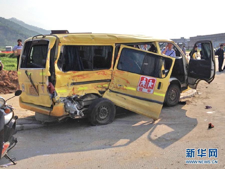 校车爆炸致5死38伤