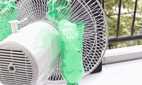 维修师傅用塑料瓶解决空调水管堵塞